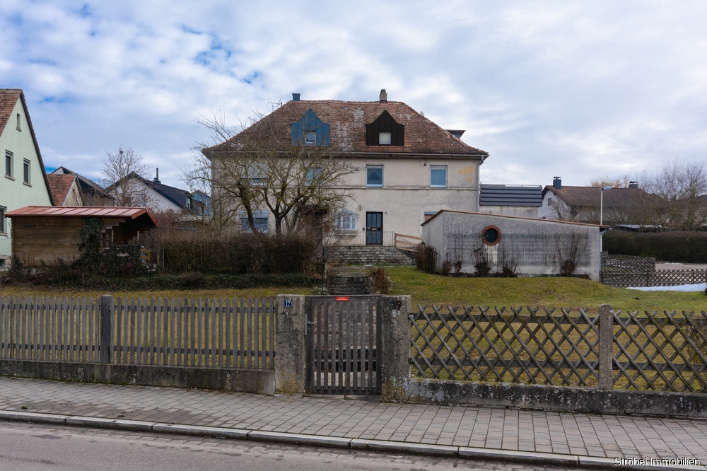 großzügige Doppelhaushälfte mit viel Potenzial und Grundstück zu verkaufen – renovierungsbedürfig, 97215 Uffenheim, Doppelhaushälfte